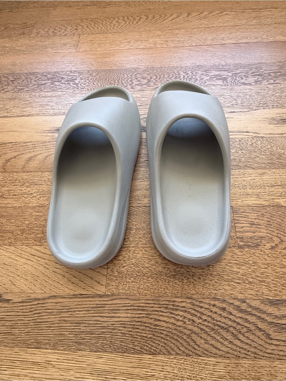 Yeezy Slides in Gray Size Men’s 9 - Picture 2 of 11